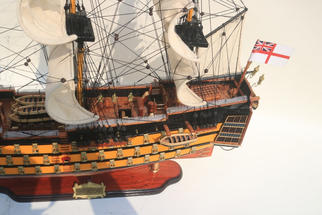 Összeszerelt HMS Victory vitorláshajó-modell, 80cm, személyre szabható gravírozással - exkluzív ajándék dekoráció, egzotikus fából kézzel készítve, kiváló minőség és gondos részletkidolgozás
