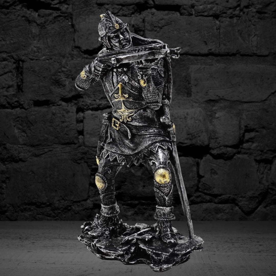 Középkori lovagfigura számszeríjjal 20cm, személyre szabható gravírozással – ezüst-arany ajándékdekoráció a történelem és a fantasy kedvelőinek – kézzel festett polirezinből