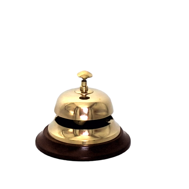Sárgaréz hotelszerviz-gong fa talpon TB27/4, személyre szabható gravírozással, elegáns ajándék arany és barna színben, magasság 11 cm, átmérő 12 cm