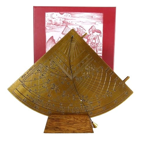 Gunter H39 sárgaréz napkvadráns fa talppal, gravírozással személyre szabható, ideális ajándék a csillagászat kedvelőinek, magasság 17 cm, elegáns ajándékcsomagolás
