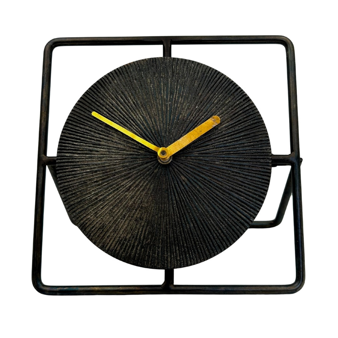 Elegáns kerek fémóra 20 cm, fekete-arany, gravírozással személyre szabható