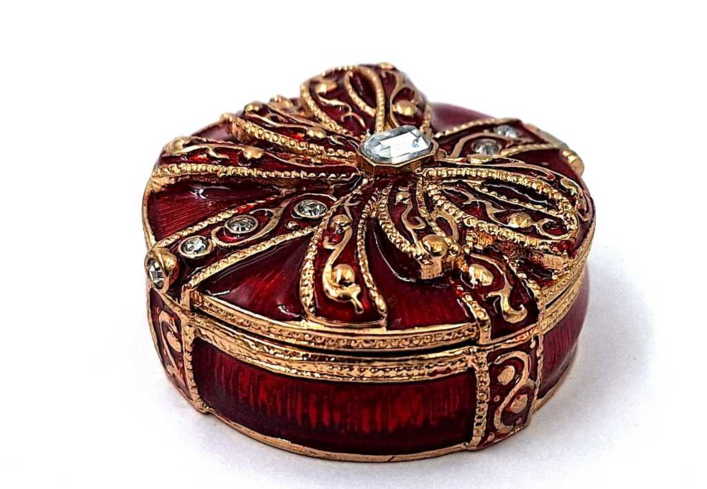 Exkluzív fém ajándékdobozka kristályokkal B0118-08 piros-arany színben, gravírozással személyre szabható, ideális ékszerekhez és elegáns ajándékként minden nő számára, méretek 4x4x1 cm, glamour stílus