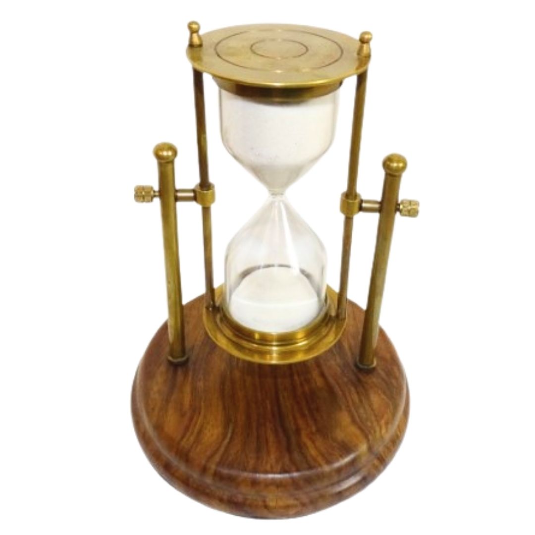 TMR-0200 sárgaréz homokóra fa talpon, gravírozással személyre szabható - elegáns íróasztali ajándék, 20 cm magas, fehér homok