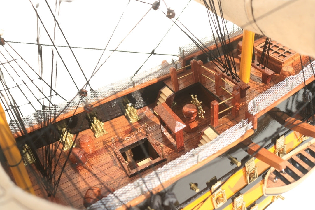 Összeszerelt HMS Victory vitorláshajó-modell, 80cm, személyre szabható gravírozással - exkluzív ajándék dekoráció, egzotikus fából kézzel készítve, kiváló minőség és gondos részletkidolgozás