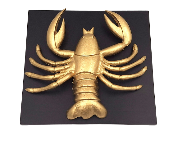 Arany alumínium dekoratív Rák figura, személyre szabható gravírozással - elegáns ajándék bármilyen alkalomra, méretek 29 x 27,5 x 9 cm, fekete fa talp