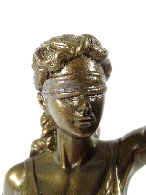 35 cm-es Themisz-figura személyre szabható gravírozási lehetőséggel - elegáns ajándék ügyvédnek, bírónak vagy jogtanácsosnak, arany színű, antikolt felületű polyresinből készült
