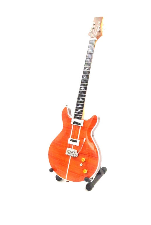 Carlos Santana stílusú mini gitár gravírozással történő személyre szabási lehetőséggel, kiváló ajándék zenekedvelőknek, magasság 24,5 cm, mahagóni fa, gyűjtői dekorációs termék