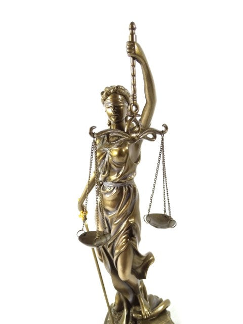35 cm-es Themisz-figura személyre szabható gravírozási lehetőséggel - elegáns ajándék ügyvédnek, bírónak vagy jogtanácsosnak, arany színű, antikolt felületű polyresinből készült