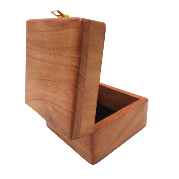 Fa ajándékdoboz 6 x 6 x 4 cm gravírozási lehetőséggel, barna, szövetbéléssel és sárgaréz zárral
