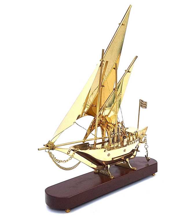 Sárgaréz hajómodell fa talapzaton, 43 cm, személyre szabható gravírozással