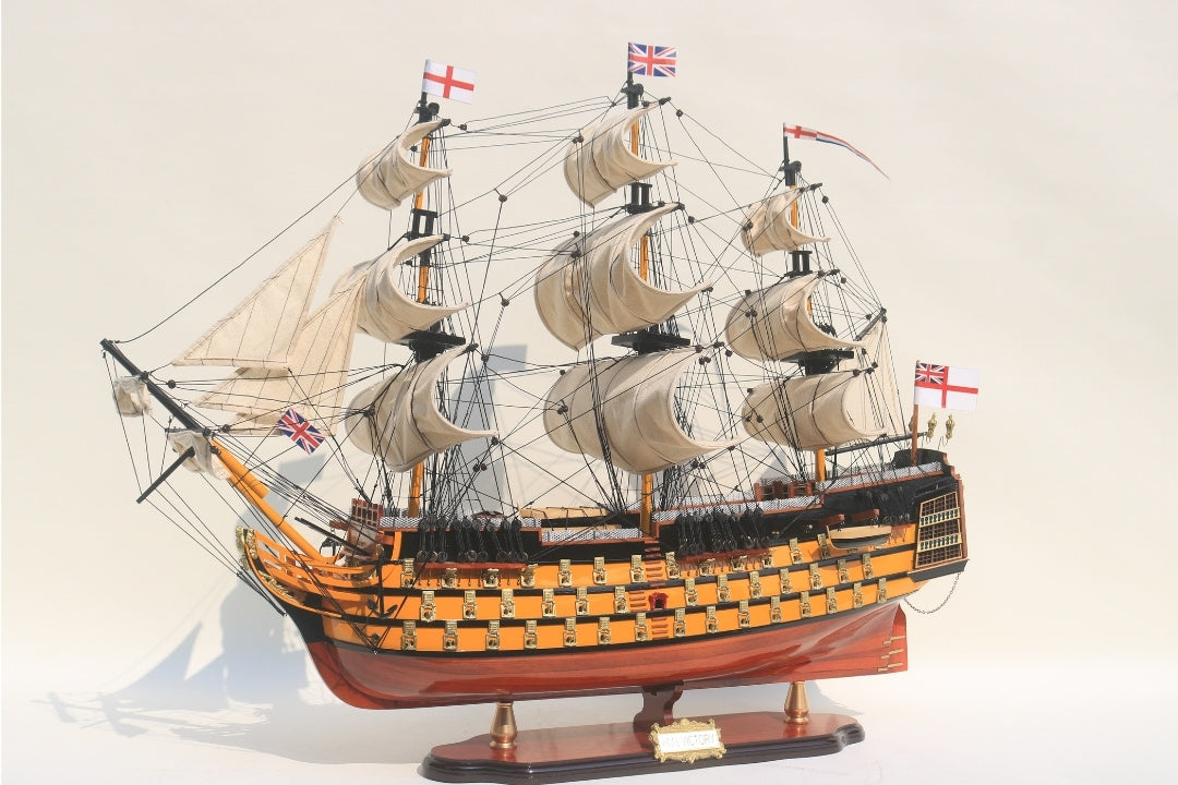 Összeszerelt HMS Victory vitorláshajó-modell, 80cm, személyre szabható gravírozással - exkluzív ajándék dekoráció, egzotikus fából kézzel készítve, kiváló minőség és gondos részletkidolgozás