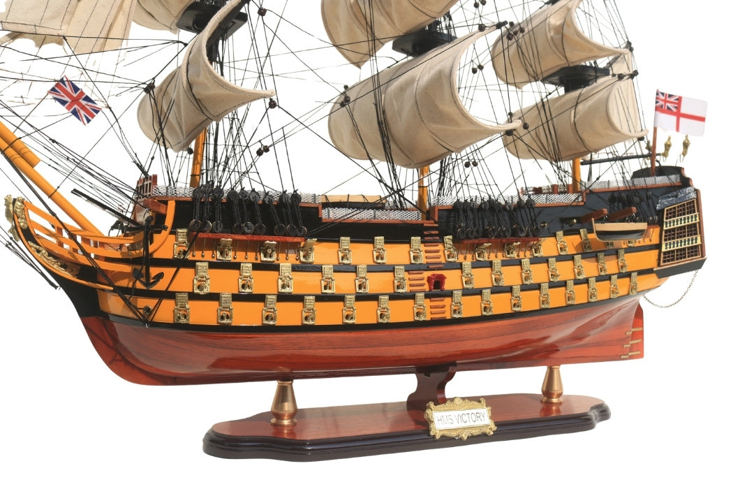 Összeszerelt HMS Victory vitorláshajó-modell, 80cm, személyre szabható gravírozással - exkluzív ajándék dekoráció, egzotikus fából kézzel készítve, kiváló minőség és gondos részletkidolgozás