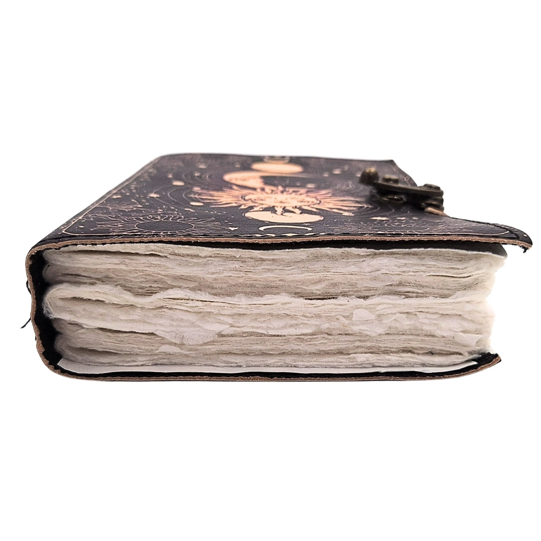 Díszes bőr notesz Nap és Hold motívummal, 200 oldal, gravírozással történő személyre szabás lehetőségével, sötétkék, kecskebőrből készült, ideális ajándék