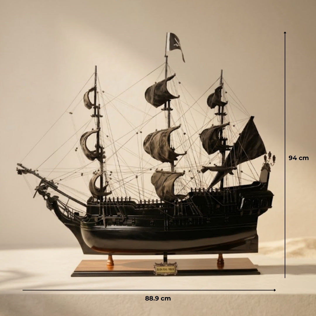 Czarna Perła BP80R kalózhajó-modell személyre szabható gravírozási lehetőséggel, hosszúság 89 cm, exkluzív ajándék minden alkalomra, kézműves művészeti alkotás, fa talapzat