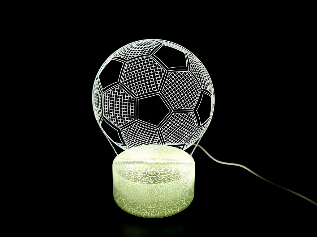 Focilabda éjjeli lámpa gravírozással személyre szabható kivitelben - Ideális ajándék a futball szerelmeseinek - 17 cm magas - 3 választható szín - USB-tápellátás vagy 3 AAA elem