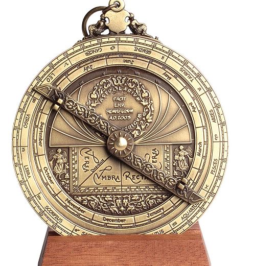 Astrolabium Europejskie H32 – Replika Renesansowa Premium z Możliwością Personalizacji Grawerem – Idealny Prezent z Eleganckim Drewnianym Postumentem – Wysokość 12 cm, Ręcznie Wykonane z Dbałością o Szczegóły
