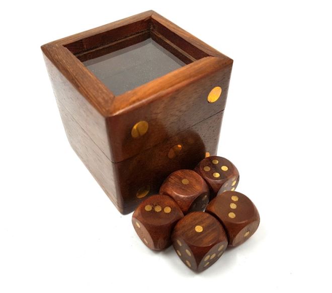 Dobókockajáték elegáns fa dobozban, üveg fedőlappal, gravírozással személyre szabható, ideális ajándék, 5x5 cm, 14 év felettieknek