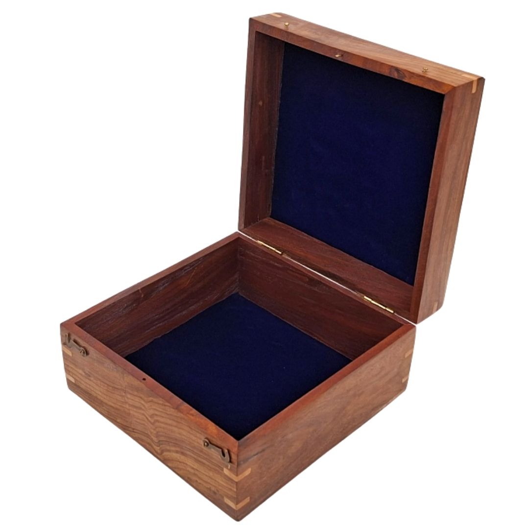 Elegáns fa ajándékdoboz, 20x20x11 cm, sötétkék betéttel és gravírozással személyre szabható