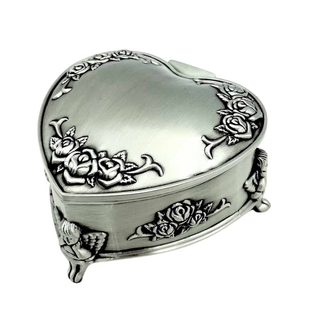 Szív alakú fémdoboz gravírozással személyre szabható – elegáns ajándék Valentin-napra, évfordulóra vagy születésnapra, rózsamotívummal díszítve, méretek 8,7 x 8,4 x 5,1 cm