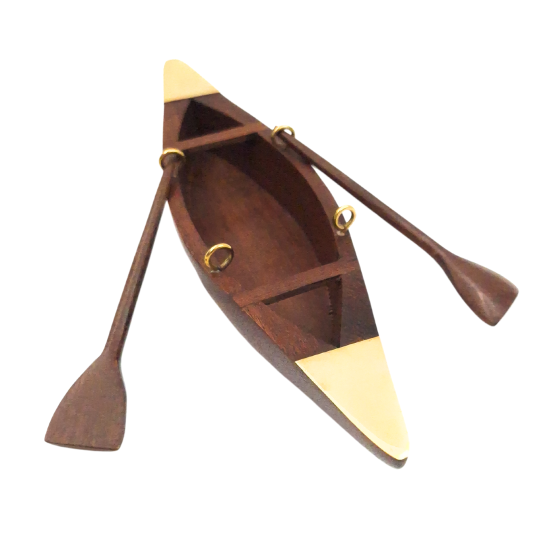 Elegáns fa hajómodell 25 cm - íróasztali dísz sárgaréz elemekkel - ideális ajándék vitorlázónak gravírozással történő személyre szabási lehetőséggel - tengerészeti és retro stílus