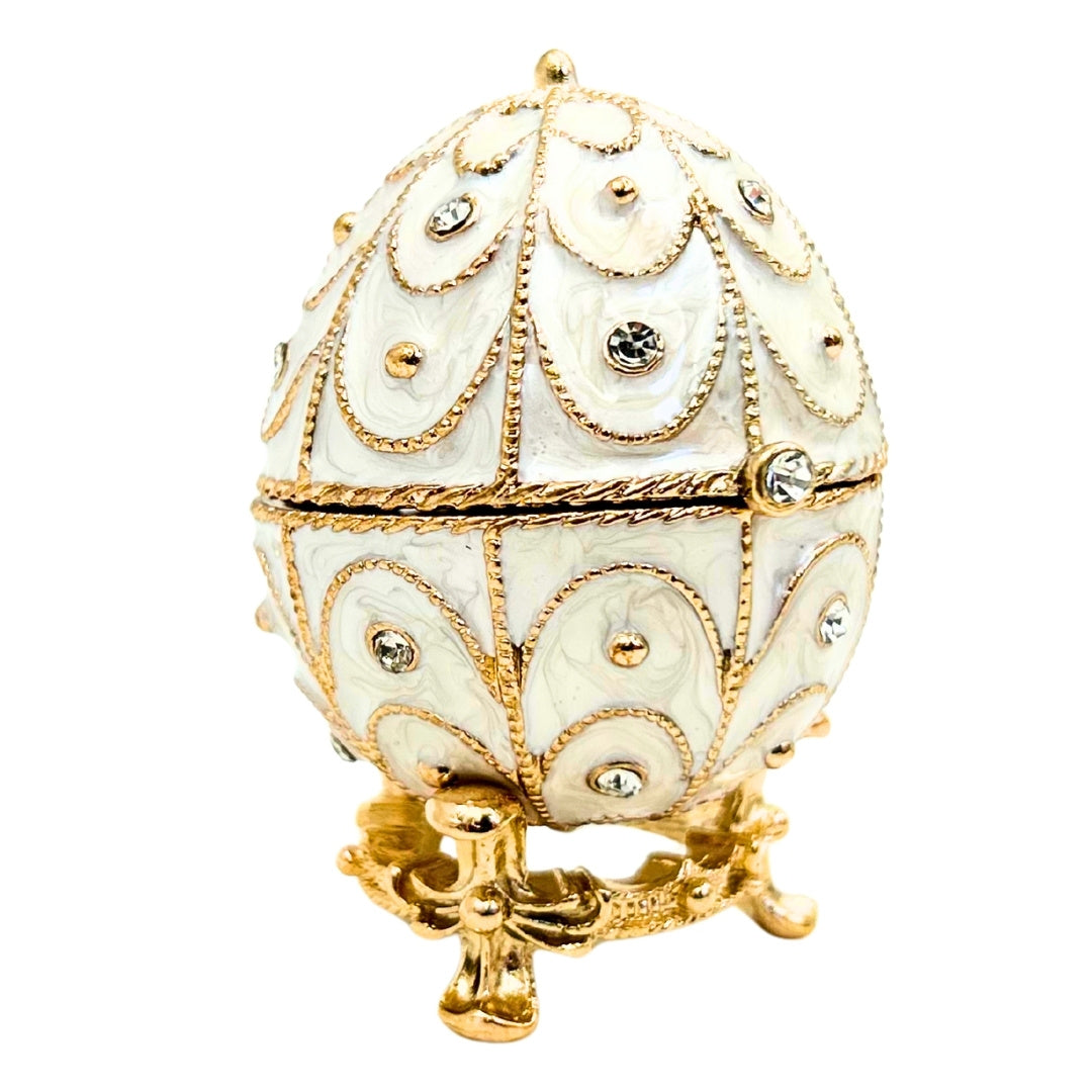 Exkluzív fém Fabergé-tojás ékszerdoboz kristályokkal, fehér-arany színben, gravírozással történő személyre szabási lehetőséggel