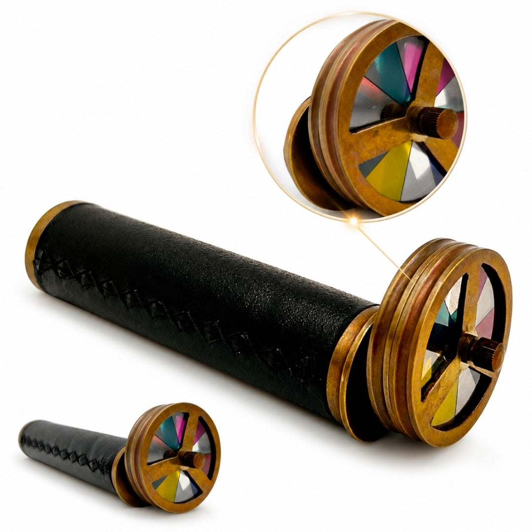 Retró kaleidoszkóp sárgarézből és bőrből, személyre szabható gravírozással - elegáns ajándék 18 cm magassággal és 5,5 cm átmérővel