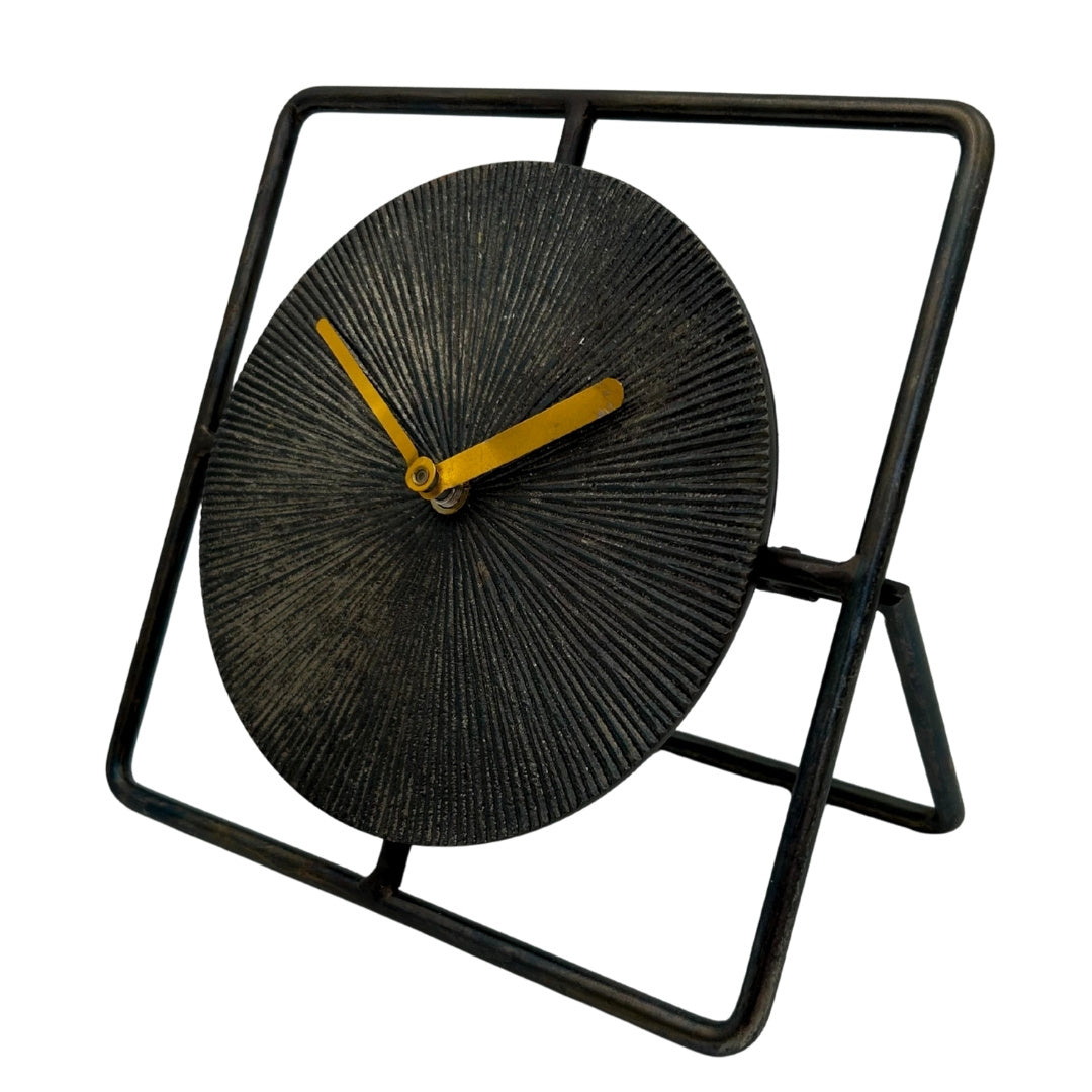 Elegáns kerek fémóra 20 cm, fekete-arany, gravírozással személyre szabható
