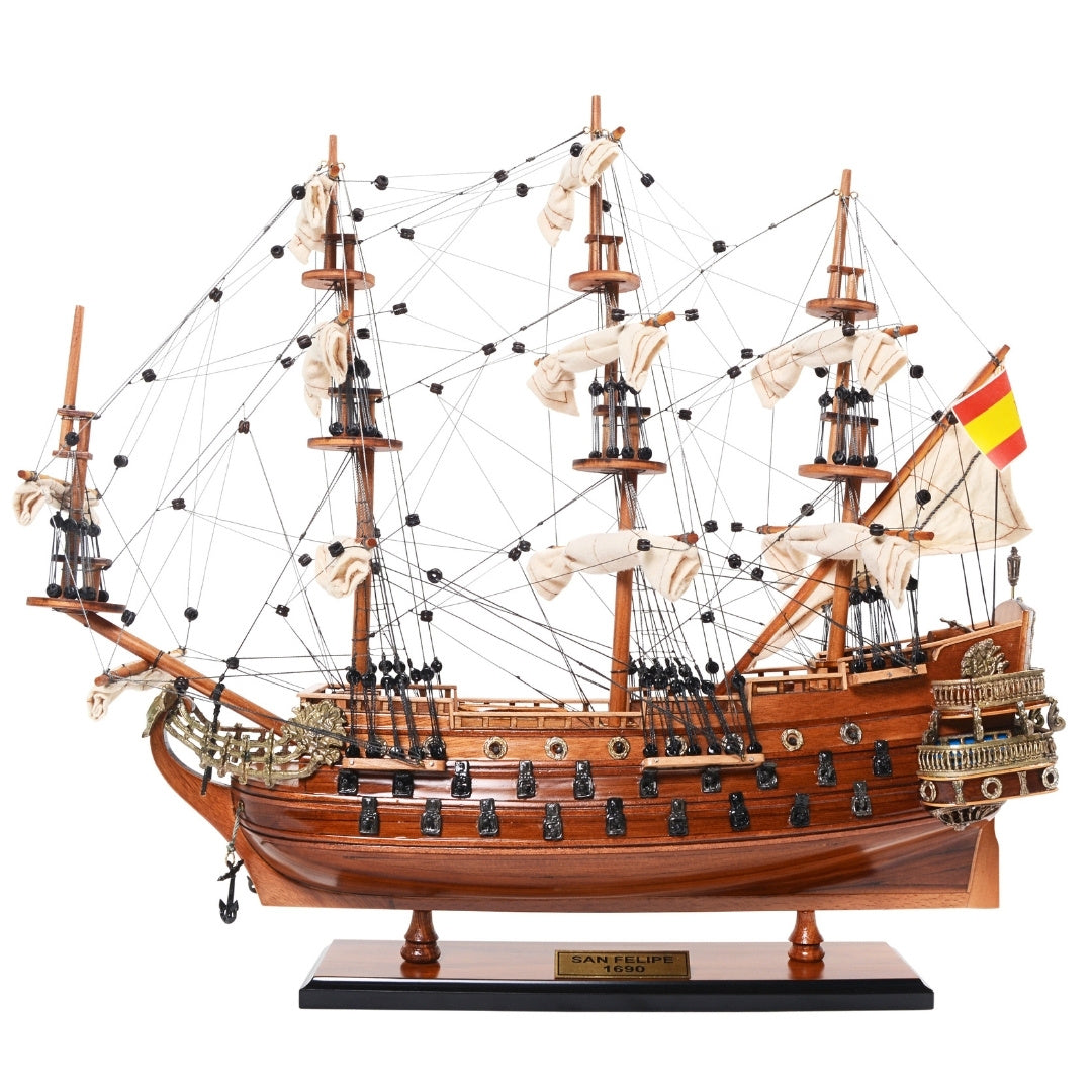Ekskluzywny model żaglowca San Felipe SF45R z rozwiniętymi żaglami, ręcznie wykonany z drewna egzotycznego, możliwość personalizacji grawerem, idealny na prezent, wymiary 48,3 cm x 17,8 cm x 45,7 cm