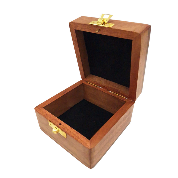 Fa ajándékdoboz 6 x 6 x 4 cm gravírozási lehetőséggel, barna, szövetbéléssel és sárgaréz zárral