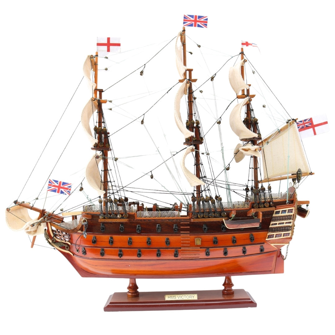 Összeszerelt HMS Victory vitorláshajó-modell, 54 cm - kézzel készített replika, személyre szabható gravírozással - ideális ajándék a vitorlázás szerelmeseinek - kiváló minőség, elegáns fa talapzat