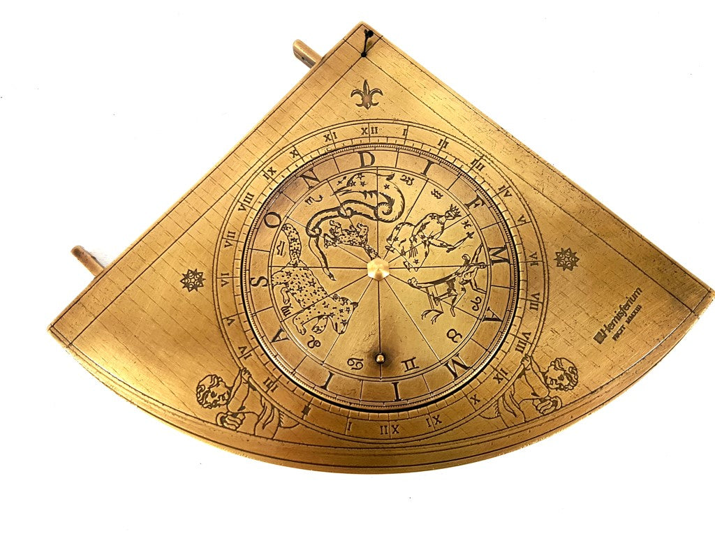 Gunter H39 sárgaréz napkvadráns fa talppal, gravírozással személyre szabható, ideális ajándék a csillagászat kedvelőinek, magasság 17 cm, elegáns ajándékcsomagolás