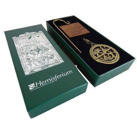 Astrolabium miniatura H81 na podstawie drewnianej z możliwością personalizacji grawerem - elegancki element dekoracyjny na prezent dla miłośnika astronomii, wysokość 13 cm, średnica 4,5 cm, wyjątkowe wykonanie z dbałością o szczegóły