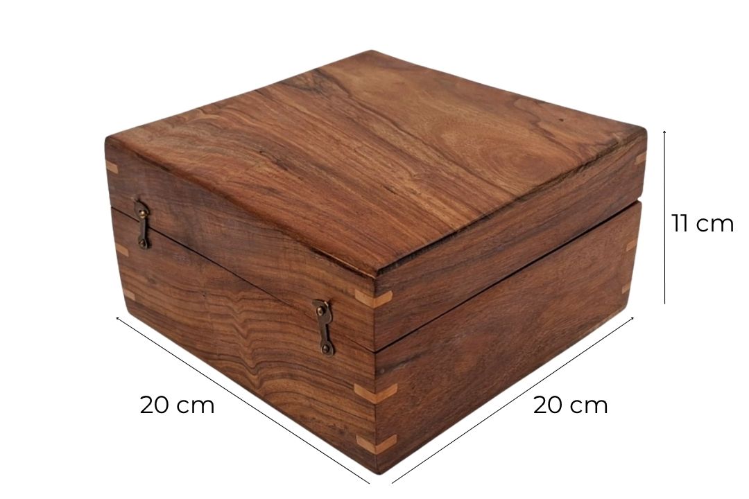 Elegáns fa ajándékdoboz, 20x20x11 cm, sötétkék betéttel és gravírozással személyre szabható
