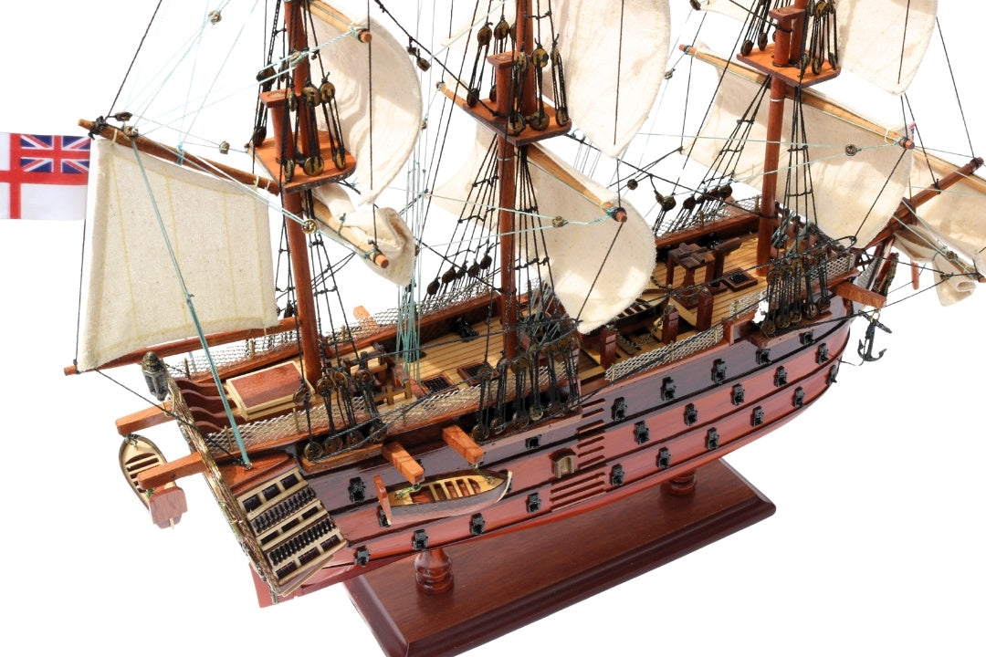 Összeszerelt HMS Victory vitorláshajó-modell, 54 cm - kézzel készített replika, személyre szabható gravírozással - ideális ajándék a vitorlázás szerelmeseinek - kiváló minőség, elegáns fa talapzat