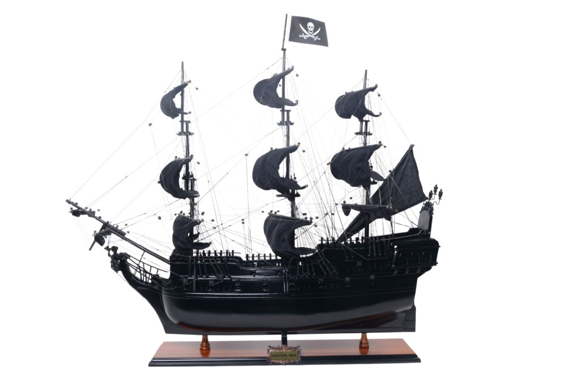 Czarna Perła BP80R kalózhajó-modell személyre szabható gravírozási lehetőséggel, hosszúság 89 cm, exkluzív ajándék minden alkalomra, kézműves művészeti alkotás, fa talapzat