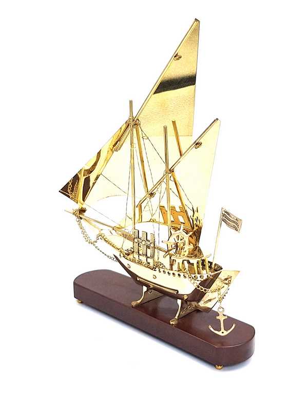 Sárgaréz hajómodell fa talapzaton, 43 cm, személyre szabható gravírozással
