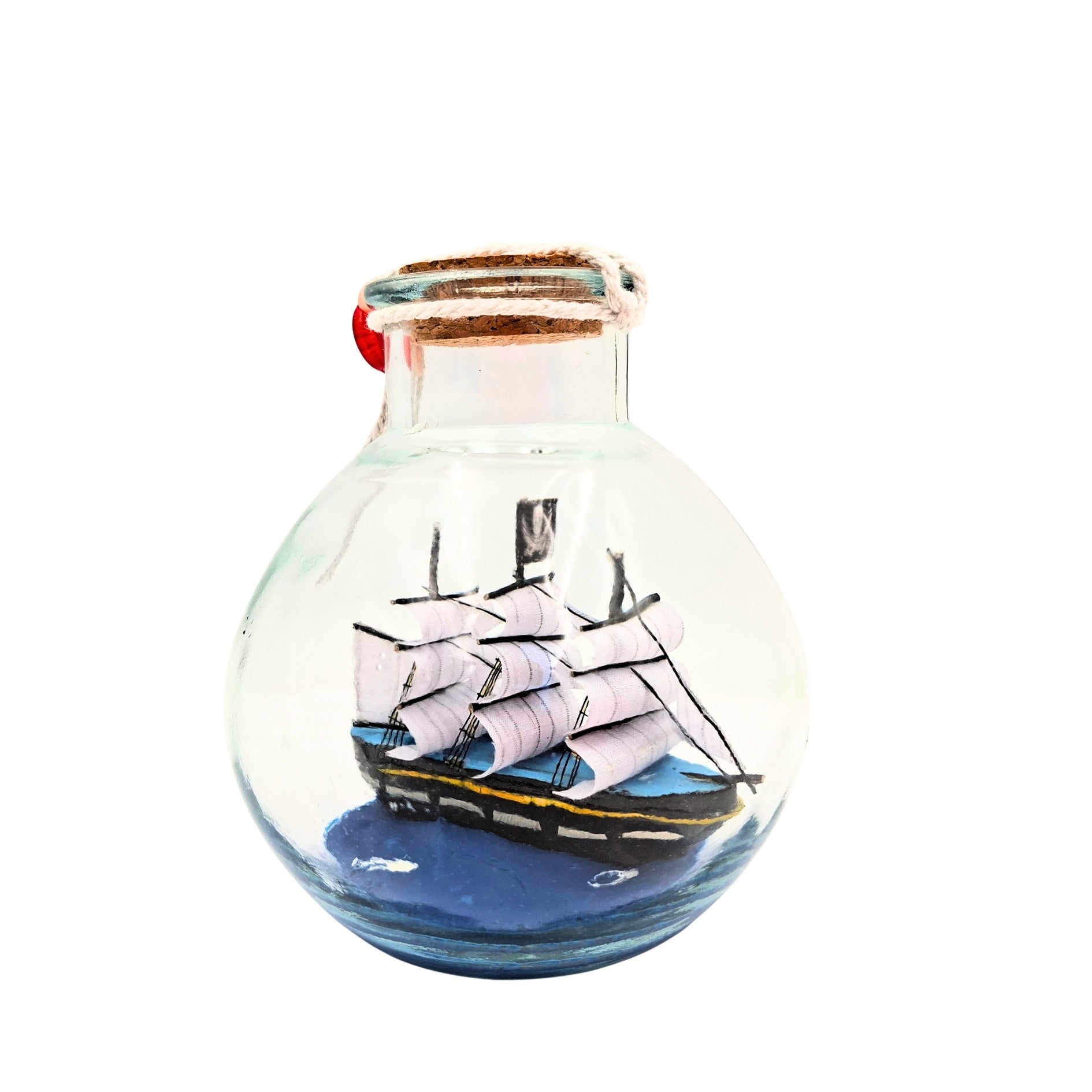 Miniatűr vitorlás hajó palackban, gravírozással személyre szabható – klasszikus tengerészeti dekoráció ajándékba, 10 x 10 x 11 cm