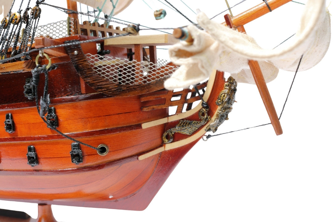 Összeszerelt HMS Victory vitorláshajó-modell, 54 cm - kézzel készített replika, személyre szabható gravírozással - ideális ajándék a vitorlázás szerelmeseinek - kiváló minőség, elegáns fa talapzat