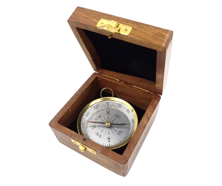 Sárgaréz iránytű fadobozban, személyre szabható gravírozási lehetőséggel - elegáns ajándék a tengerészet kedvelőinek, átmérő 7,5 cm, magasság 1,5 cm