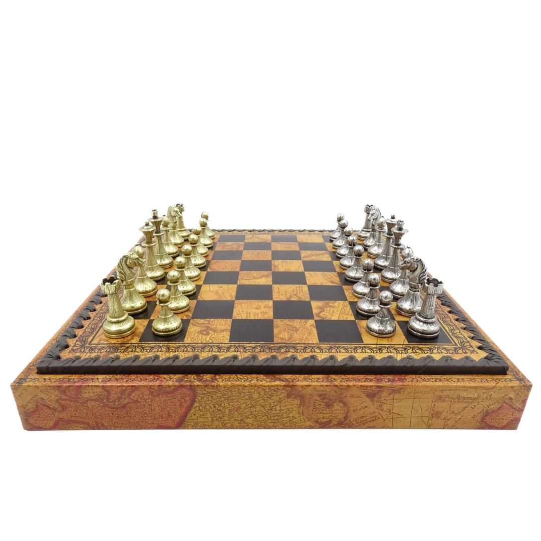 Exkluzív fém Italfama sakk, 28x28 cm, gravírozással történő személyre szabási lehetőséggel, barna-fekete sakktábla, aranyszínű-ezüstszínű figurák
