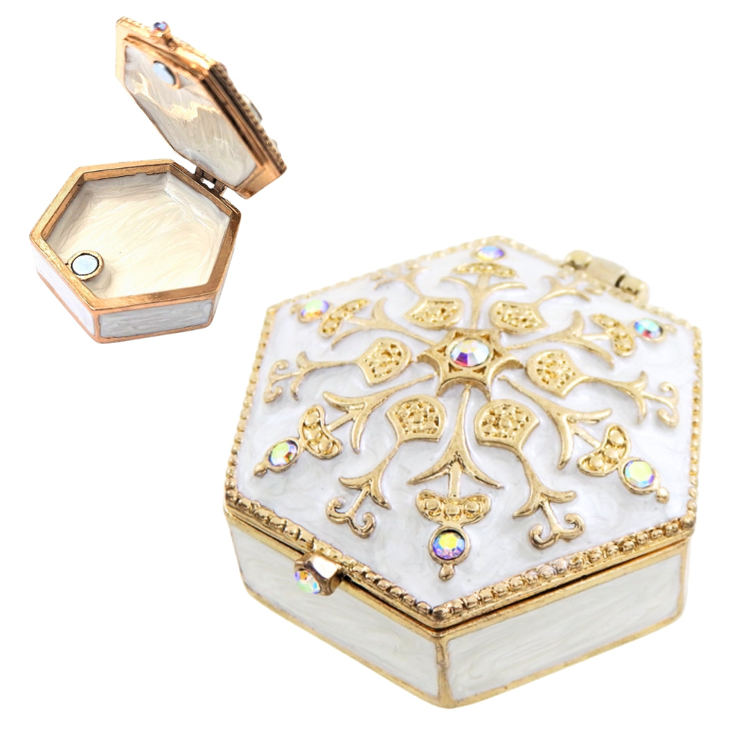 Elegáns fém ajándékdobozka kristályokkal B0035-08WH, fehér-arany színben, gravírozással személyre szabható, ideális ékszerekhez és apróságokhoz, 5x5x2cm