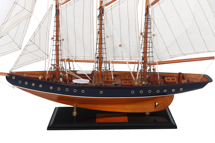 Atlantic szkúner modell, 72cm - a legendás hajó replikája gravírozással személyre szabható kivitelben - ideális ajándék a vitorlázás szerelmeseinek - fából készült, textil vitorlákkal