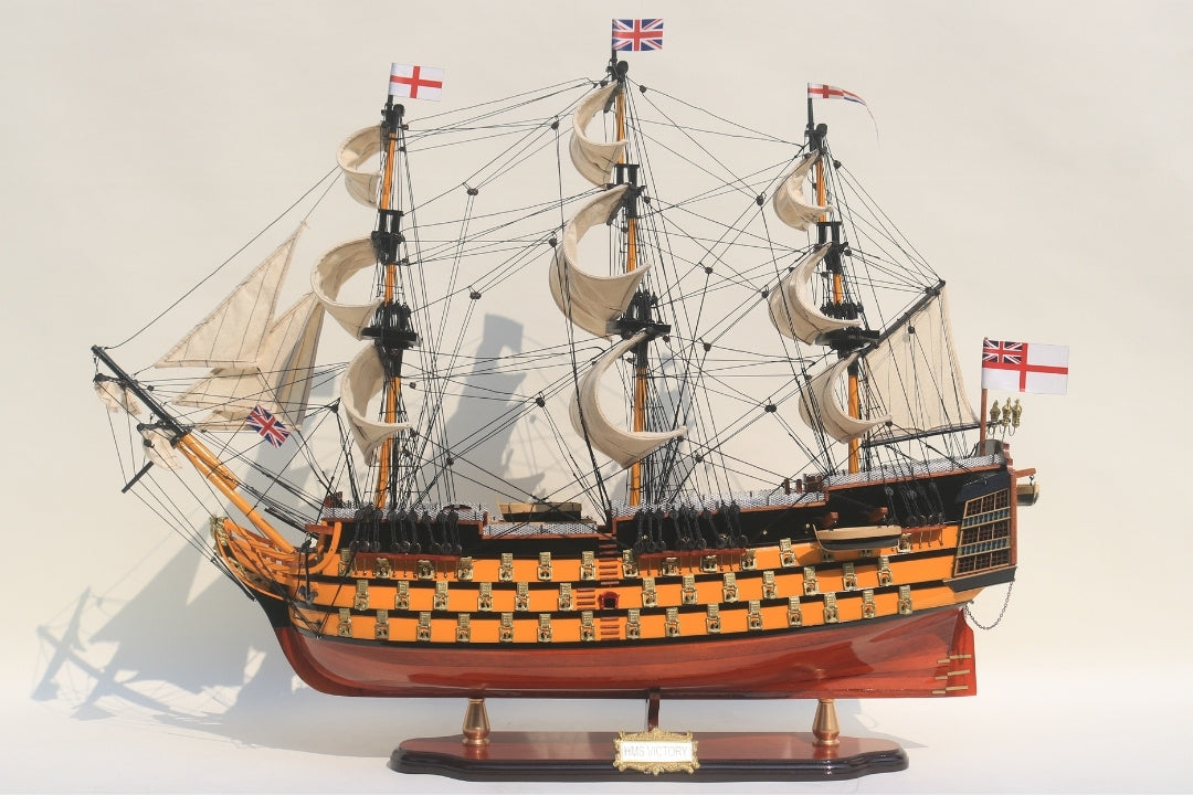 Összeszerelt HMS Victory vitorláshajó-modell, 80cm, személyre szabható gravírozással - exkluzív ajándék dekoráció, egzotikus fából kézzel készítve, kiváló minőség és gondos részletkidolgozás