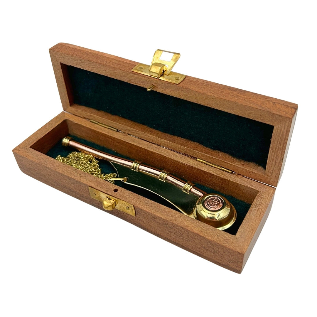 Réz hajós síp gravírozással, elegáns fadobozban – sárgaréz, 12,5 cm