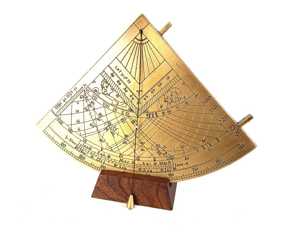 Gunter H39 sárgaréz napkvadráns fa talppal, gravírozással személyre szabható, ideális ajándék a csillagászat kedvelőinek, magasság 17 cm, elegáns ajándékcsomagolás