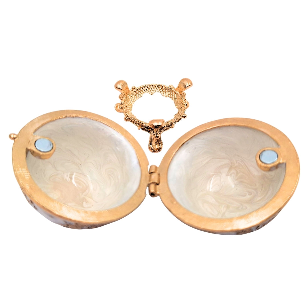 Exkluzív fém Fabergé-tojás ékszerdoboz kristályokkal, fehér-arany színben, gravírozással történő személyre szabási lehetőséggel