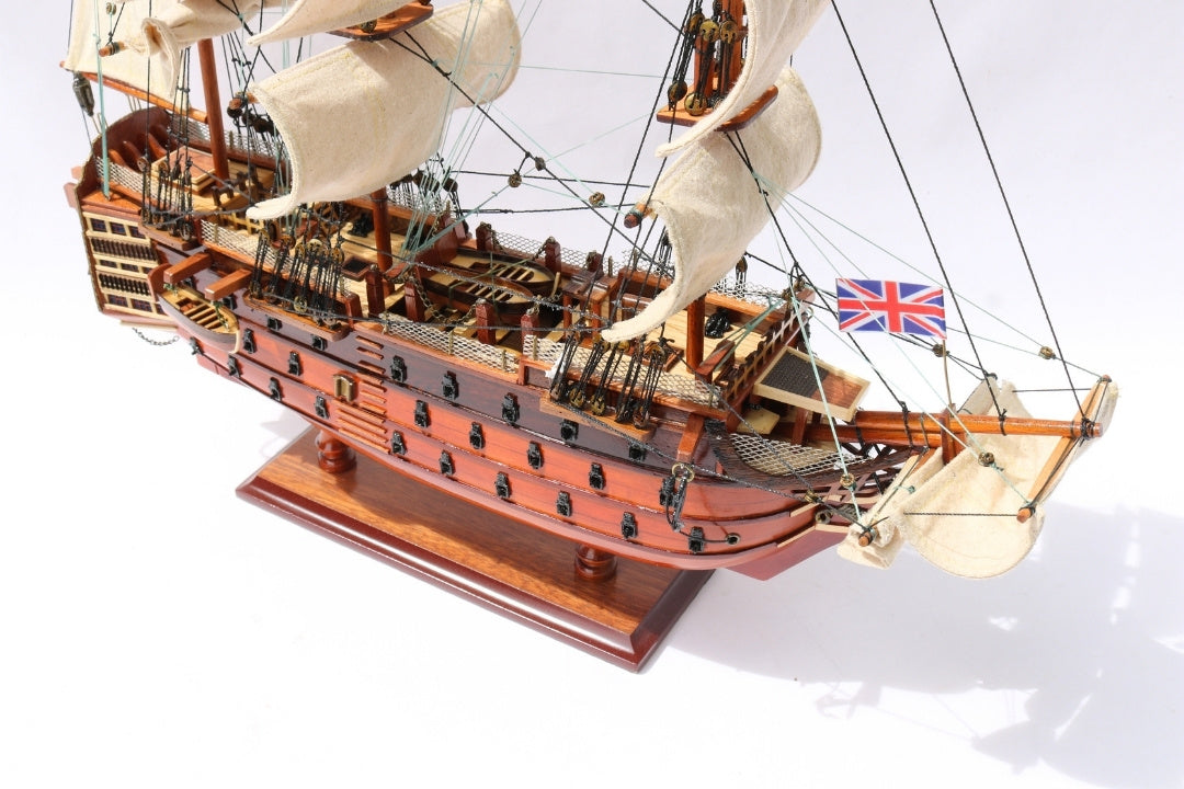 Összeszerelt HMS Victory vitorláshajó-modell, 54 cm - kézzel készített replika, személyre szabható gravírozással - ideális ajándék a vitorlázás szerelmeseinek - kiváló minőség, elegáns fa talapzat
