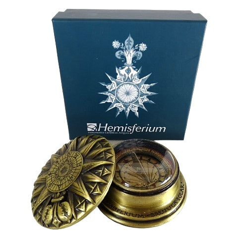 Mosiężny Kompas Solarny Renesansowy z Grawerem - Elegancki Prezent Vintage o Wysokości 4,5 cm i Średnicy 8,5 cm