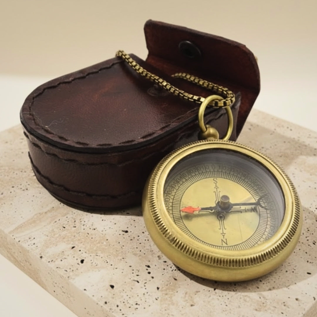 Stylowy Mosiężny Kompas z Łańcuszkiem w Skórzanym Etui