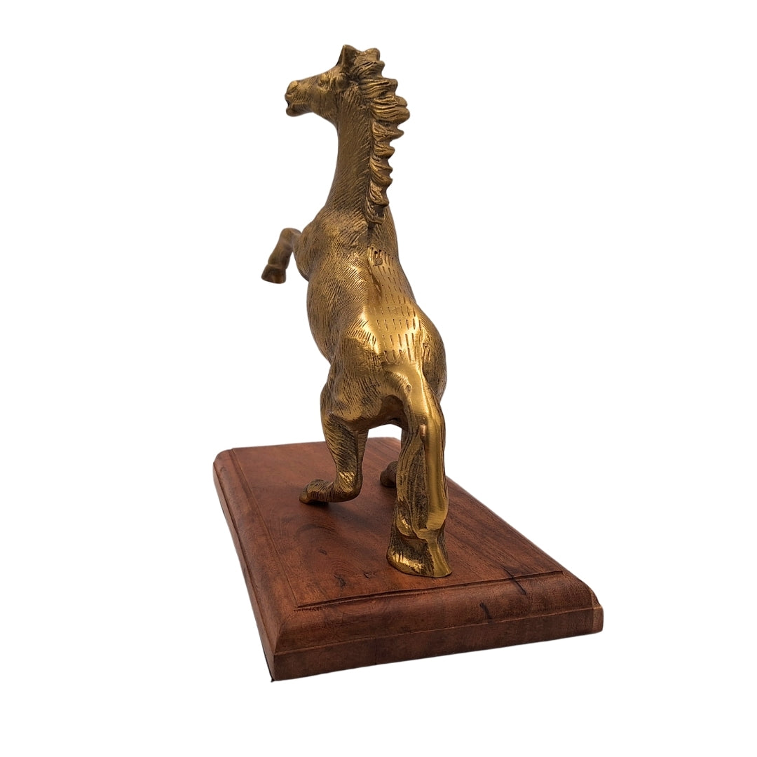 Figurka konia aluminiowa na drewnianej podstawie z możliwością personalizacji grawerem - elegancki prezent w kolorze złotym i brązowym, wysokość 27.5 cm